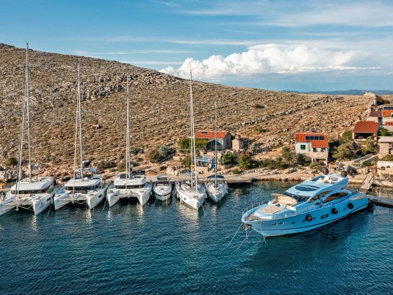 motoryacht segelyacht bucht kroatien