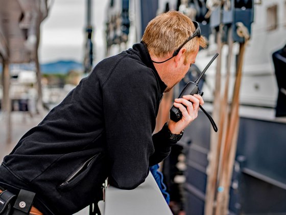 segelkurse kroatien mann funkgeraet