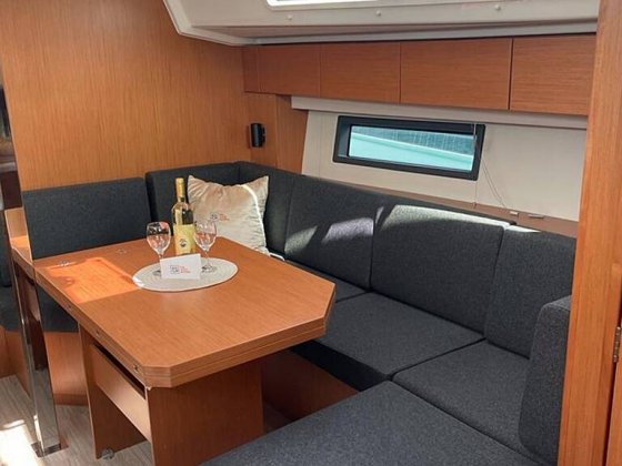 bavaria c42 salon