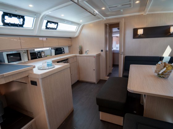 bavaria cruiser 51 salon