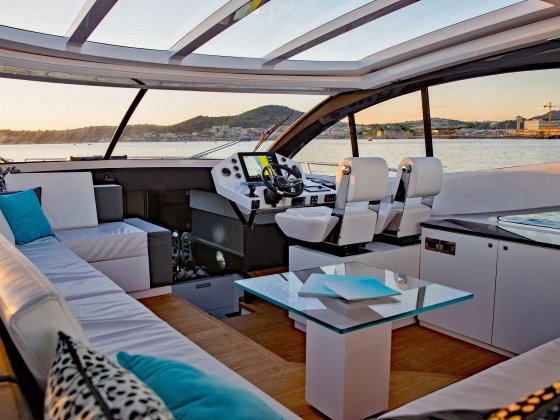 motoryacht kroatien cockpit